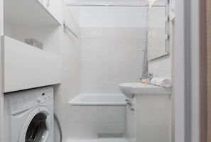 Baignoire, sèche-cheveux, serviettes fournies