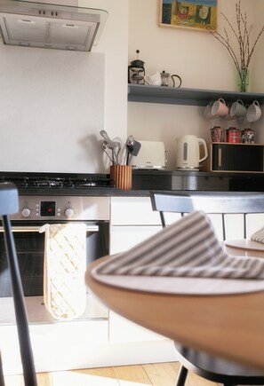 Frigorífico, microondas, horno y placa de cocina