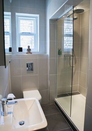 Shower, towels - Deluxe 2 bedroom apartment (Harrogate)