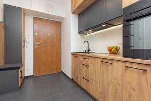 Fridge, microwave, stovetop, dishwasher