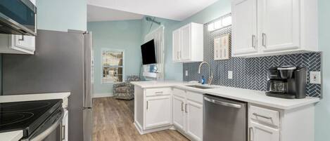 Réfrigérateur, micro-ondes, four, plaque de cuisson