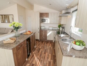 Stuga | Eget kök | Kylskåp, diskmaskin, vattenkokare och brödrost