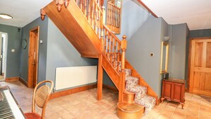 Eine Treppe mit Holzwertlauf und einem gemusterten Teppich.