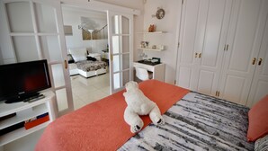 A bedroom with a bed, a television, and a desk. - Apartment with communal swimming pool in Playa de Mogan - Paraiso (lomo quiebre)
