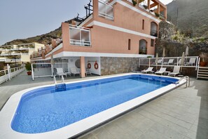 Een buitenzwembad en een verwarmd zwembad