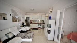 A compact living space with a kitchenette, a dining area, and a sofa. - Apartment with communal swimming pool in Playa de Mogan - Paraiso (lomo quiebre)
