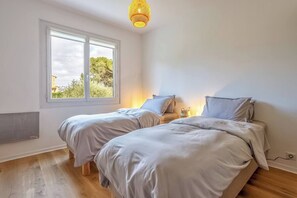 3 chambres, fer et planche à repasser, Wi-Fi gratuit, draps fournis