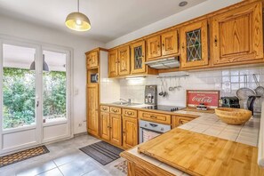 Fridge, microwave, oven, dishwasher - L'Abeliano - house with pool near Uzès. (CONNAUX)