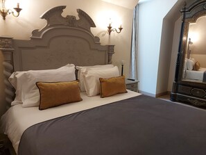 标准双人房 | 特色装修、办公桌、免费 WiFi、床单