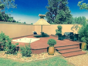 Outdoor spa tub - Vacation rental with heated outdoor spa (Châteaurenard)