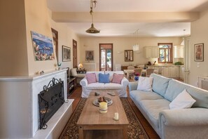 Televisión y chimenea 