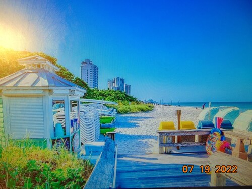 FISHERMANS PARADISE  WATERFRONT POOL HOME 2 minute drive to the beach