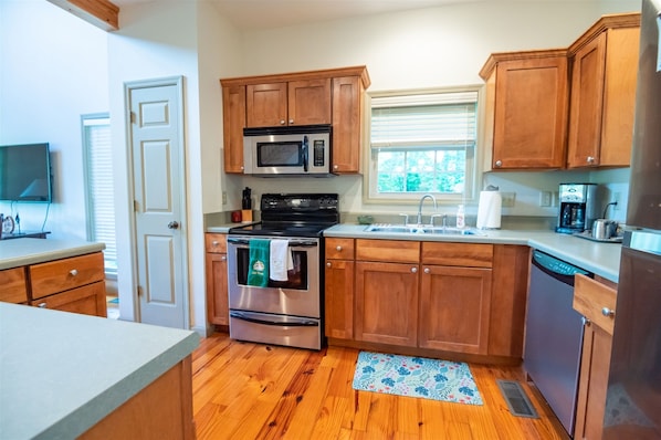 ثلاجة، ميكروويف، فرن، موقد طهي مسطح