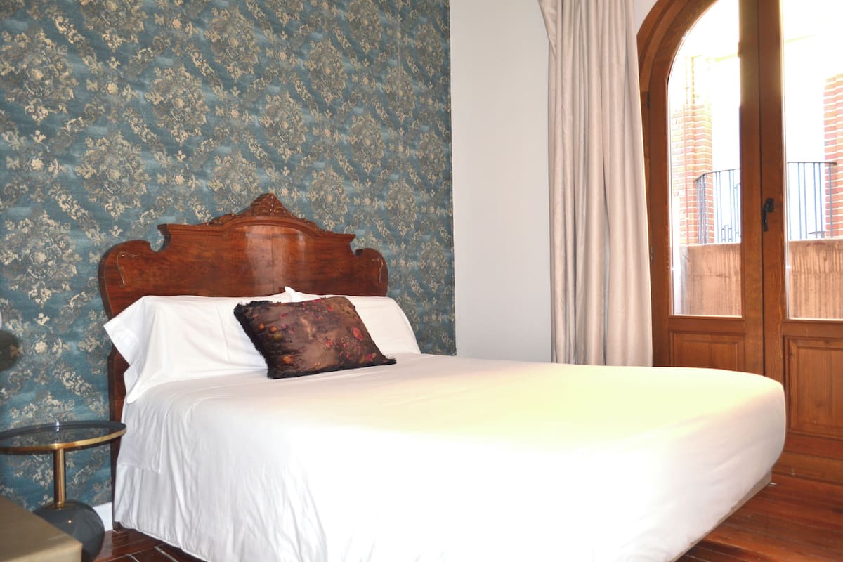 Habitación doble económica, vista a la ciudad | Ropa de cama de alta calidad, edredón y camas con efecto memoria
