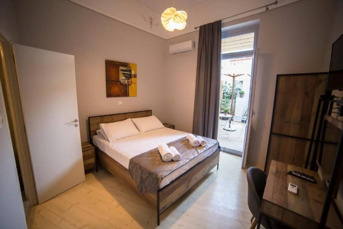 Ein Schlafzimmer mit Bett, Nachttischen, Schreibtisch und Stuhl.