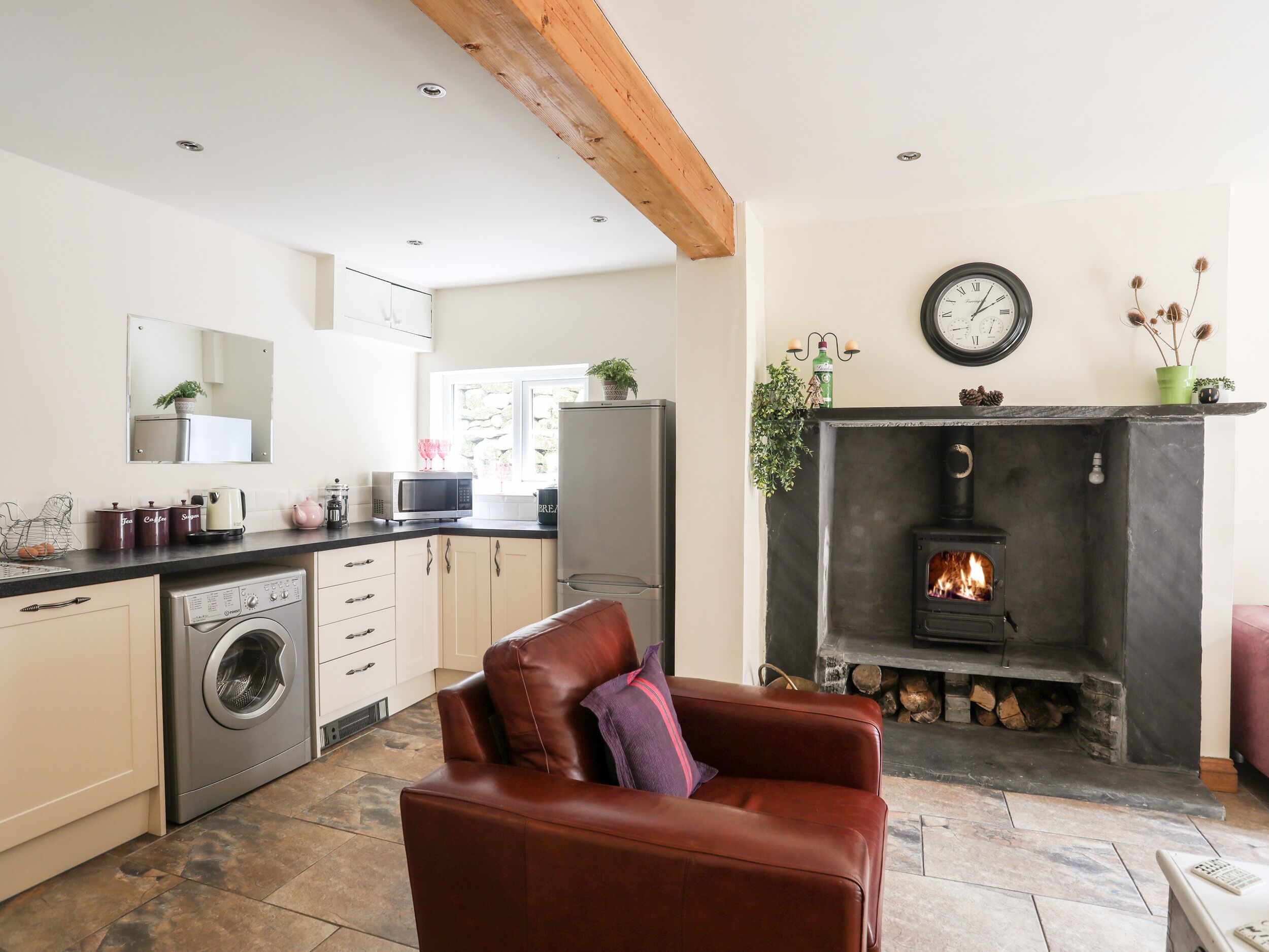 Cottage | Private kitchen | Fridge, dishwasher, electric kettle, toaster