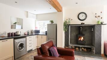 Cottage | Private kitchen | Fridge, dishwasher, electric kettle, toaster