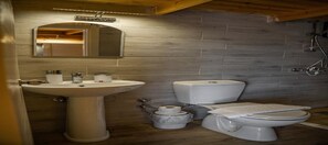 Bungalow | Kylpyhuone | Suihku, hiustenkuivaaja, pyyhkeet