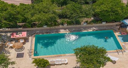 Felicity Hotel & Bungalows