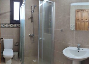 Dusche, Haartrockner, Handtücher, Toilettenpapier
