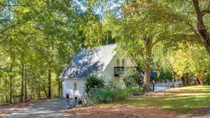 A house surrounded by trees with a driveway leading to the front door. - Clemson Game Day Cottage w/ Fire Pit (Central)