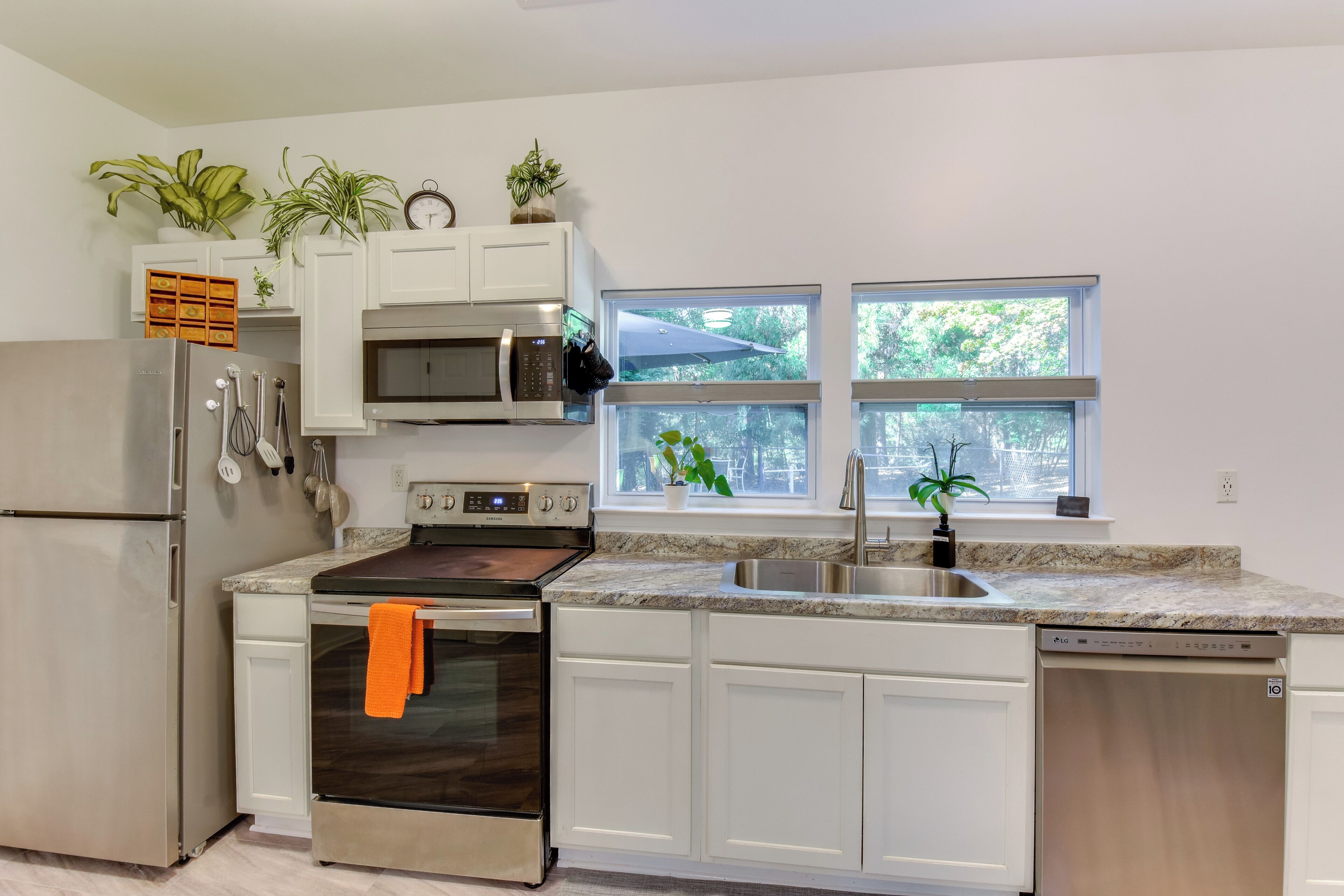 Fridge, microwave, stovetop, dishwasher