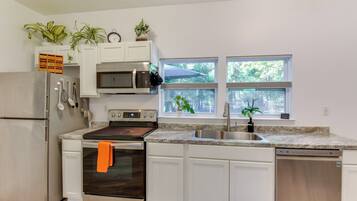Fridge, microwave, stovetop, dishwasher