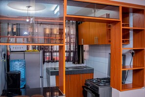 Kjøleskap, mikrobølgeovn, ovn og kokeplater