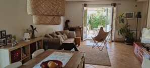 Télévision, livres, chaîne hi-fi