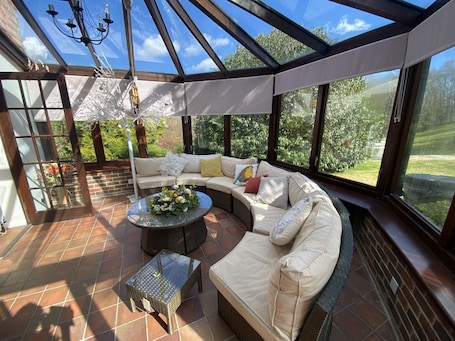 TV connectée, lecteur de DVD, livres. Hidden gem with hot tub and tennis court in idyllic East Sussex countryside .