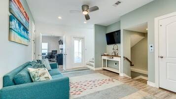 Televisio, kirjoja, työhuone