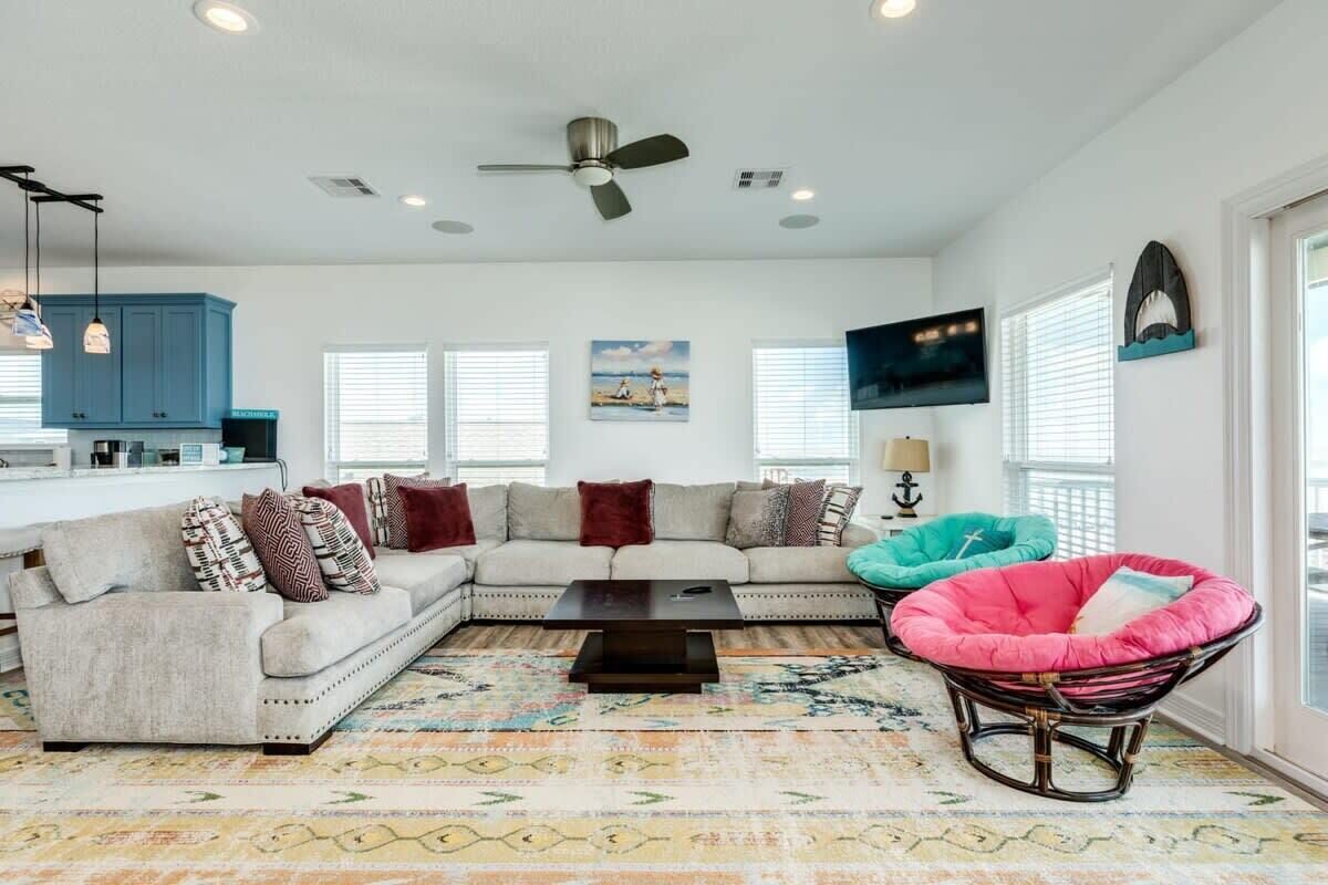 Fernseher, Bücher, Arbeitsbereiche