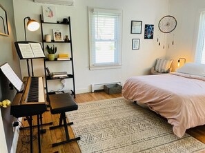 4 bedrooms, desk, WiFi, bed sheets