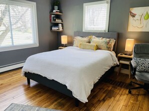 4 bedrooms, desk, WiFi, bed sheets