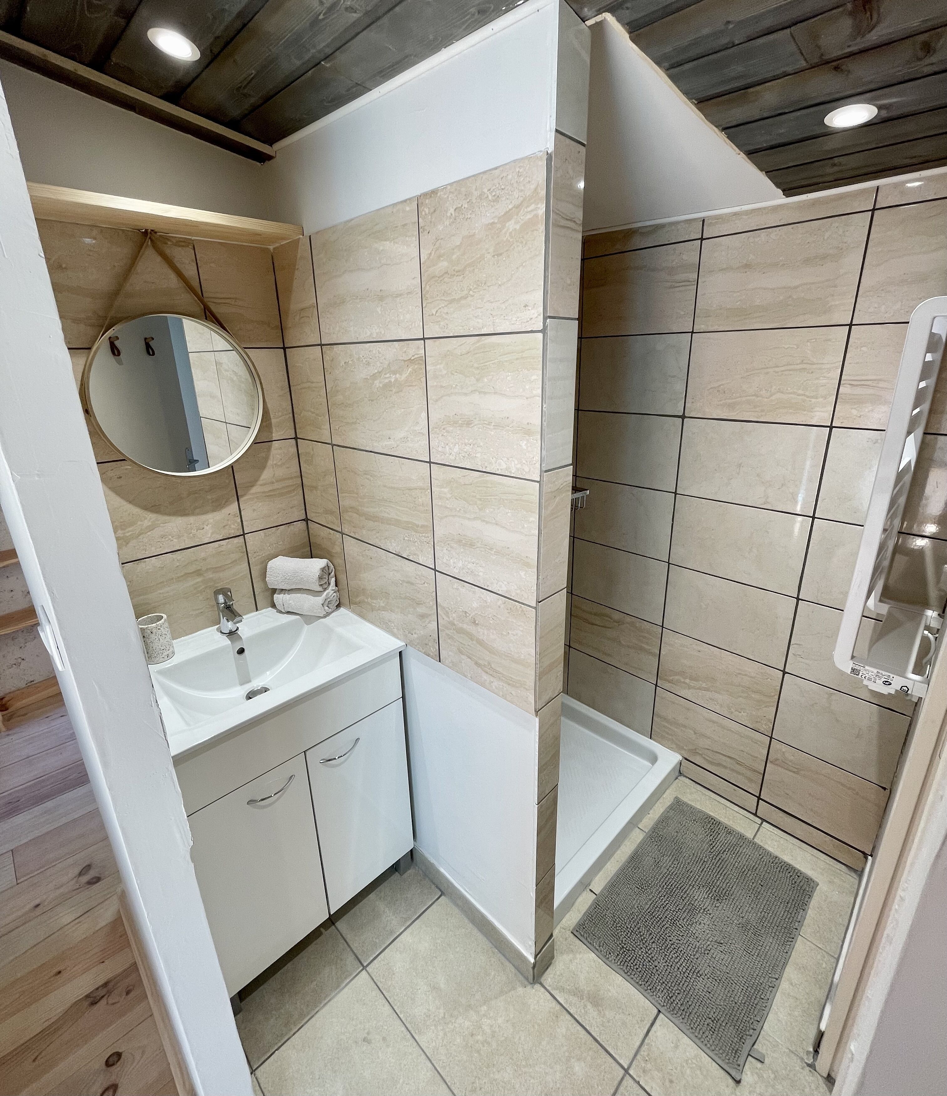 Douche, serviettes fournies, savon, papier toilette