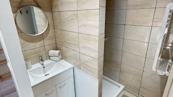 Douche, serviettes fournies, savon, papier toilette