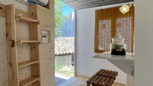 Un interno in legno con una mensola a incasso, una panca e un lampadario.