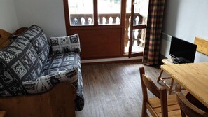 Living area - Wifi, 20m from ski slopes, 3rd floor, view ski slopes, balcony, tv, ski locker, 20m², Valfréjus (Valfréjus)