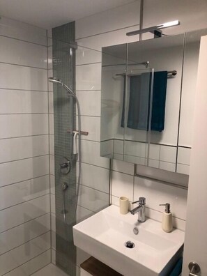 Dusj, hårføner, håndklær og såpe