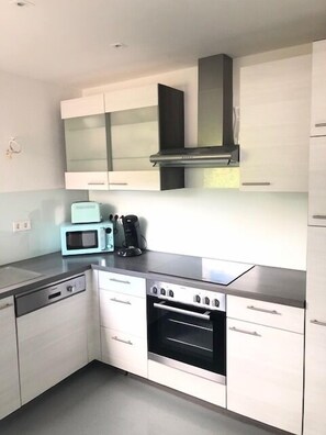 Een koelkast, een microgolfoven, een oven, een kookplaat