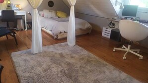 A bedroom with a bed, a desk, a chair, and a computer. - Charming house between sea and countryside (Binic-Étables-sur-Mer)