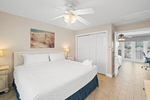 Casa, 4 quartos, acesso à piscina | 4 quartos, escrivaninha, espaço de trabalho para notebook