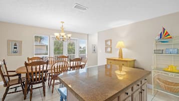 House, 4 Bedrooms, Pool Access | In-room dining