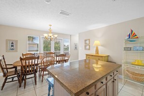 Casa, 4 quartos, acesso à piscina | Opções para refeição no quarto