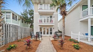 House, 4 Bedrooms, Pool Access | Terrace/patio