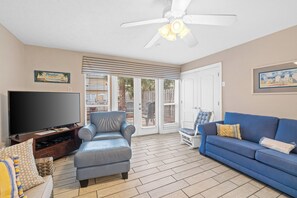 House, 4 Bedrooms, Pool Access | Living area