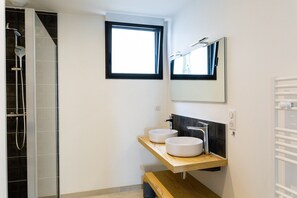 A bathroom with two white sinks, a shower, a window, and a mirror. - Beachfront apartment for 4 (Ile Tudy)