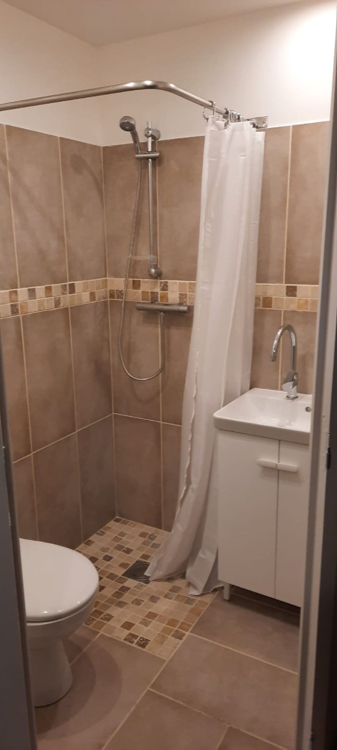 Douche, sèche-cheveux, serviettes fournies