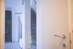 1 habitación y tabla de planchar con plancha