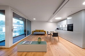 Escritorio y espacio para trabajar con laptop